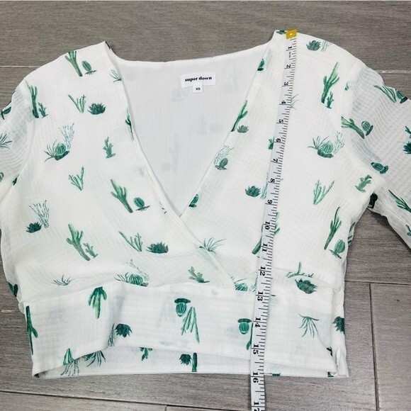 Superdown Revolve Cheyenne Crop Faux Wrap Surplus Top in White Cactus Print XS - Picture 16 of 16